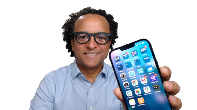 Célio, fundador do Pix da Confiança, mostrando o app no celular